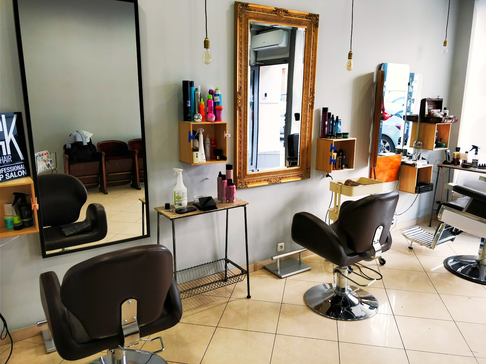 Jasne wnętrze salonu ze złotym lustrem
